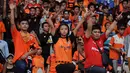 Jak Angel (julukan suporter wanita Persija Jakarta) ikut menyaksikan laga panas tim Ibukota melawan Persib Bandung di Stadion GBK, (10/8/2014). (Liputan6.com/Helmi Fithriansyah)