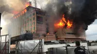 Detik-detik kebakaran di Hotel Novita Jambi pada Senin, 9 April 2018. (Dok. Istimewa/B Santoso)