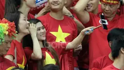 Fans cantik Vietnam berfoto selfie sebelum laga semifinal AFF Cup 2016 antara Indonesia melawan Vietnam di Stadion Pakansari, Bogor, (03/12/2016). (Bola.com/Nicklas Hanoatubun)