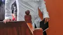 Terdakwa Irfan Widyanto memasuki ruangan sidang  dalam perkara  kasus merintangi penyidikan atau 'obstruction of justice' pembunuhan berencana terhadap Brigadir Nopriansyah Yosua Hutabarat atau Brigadir J di Pengadilan Negeri Jakarta Selatan, Kamis (10/11/2022). Jaksa Penuntut Umum (JPU) menghadirkan lima orang saksi dalam sidang lanjutan dengan terdakwa Irfan Widyanto. (Liputan6.com/Angga Yuniar)