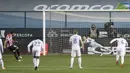 Striker Athletic Bilbao, Raul Garcia (kiri) melakukan eksekusi penalti ke gawang Real Madrid yang berbuah gol kedua timnya dalam laga semifinal Piala Super Spanyol 2020/21 di La Rosaleda Stadium, Malaga, Kamis (14/1/2021). Athletic Bilbao menang 2-1 atas Real Madrid. (AFP/Jorge Guerrero)