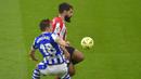 Pemain Real Sociedad, Andoni Gorosabel, berebut bola dengan pemain Athletic Bilbao, Asier Villalibre, pada laga liga Spanyol di Stadion San Mames, Kamis (31/12/2020). Real Sociedad menang dengan skor 1-0. (AFP/Ander Gillenea)