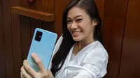 Model pamerkan smartphone terbaru Samsung Galaxy A71. (Liputan6.com/ Yuslianson)