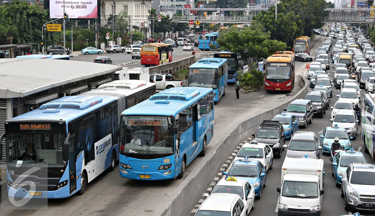 Bus Transjakarta berhenti di Halte Harmoni, Jakarta, Selasa (19/4). Beroperasinya 247 bus di Koridor I, Dirut PT Transjakarta Budi Kaliwono memprediksi jarak kedatangan bus setiap halte membutuhkan waktu 30 detik. (Liputan6.com/Immanuel Antonius)