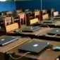 5 hari menjelang ujian nasional komputer sekolah dibobol maling, SMK 1 Pangandaran terpaksa meminjam 40 laptop kepada komite sekolah.