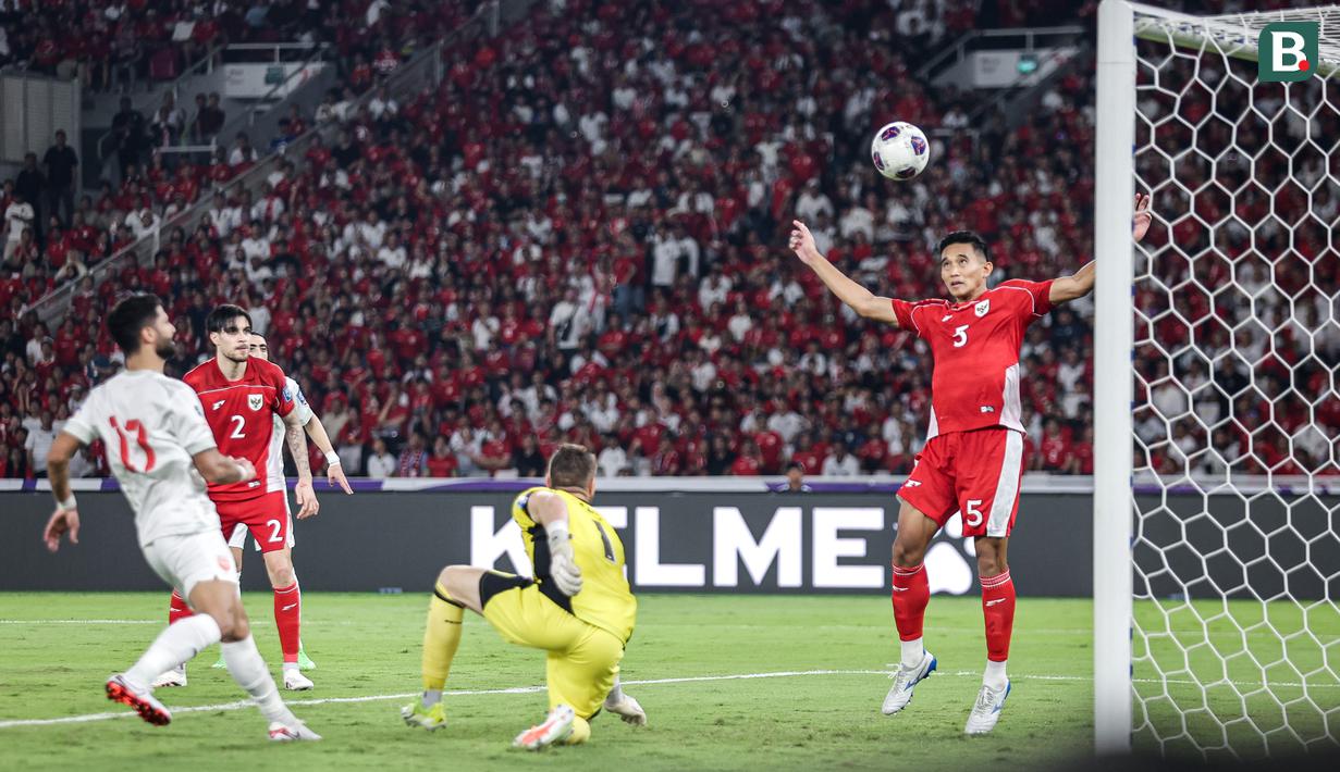<p>Pemain Timnas Indonesia, Rizky Ridho (kanan) melakukan penyelamatan dengan membuang bola saat laga lanjutan putaran ketiga Kualifikasi Piala Dunia 2026 melawan Bahrain di Stadion Utama Gelora Bung Karno (SUGBK), Senayan, Jakarta, Selasa (25/03/2025). (Bola.com/Bagaskara Lazuardi)</p>