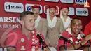 Theo Walcott (tengah) saat memberikan keterangan kepada sejumlah wartawan di Bandara Halim PK pada Jumat 12 Juli 2013 (Liputan6.com/Helmi Fithriansyah)