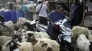 <p>Menurut pengelola, sepekan menjelang Hari Raya Idul Adha pasar hewan di Jonggol kian ramai aktivitas jual beli. (AP Photo/Dita Alangkara)</p>