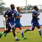 3 Pemain anyar Persib Bandung, Carlton Cole, Raphael Maitimo, dan Michael Essien tengah berlatih (Foto: Kukuh Saokani/Liputan6.com)