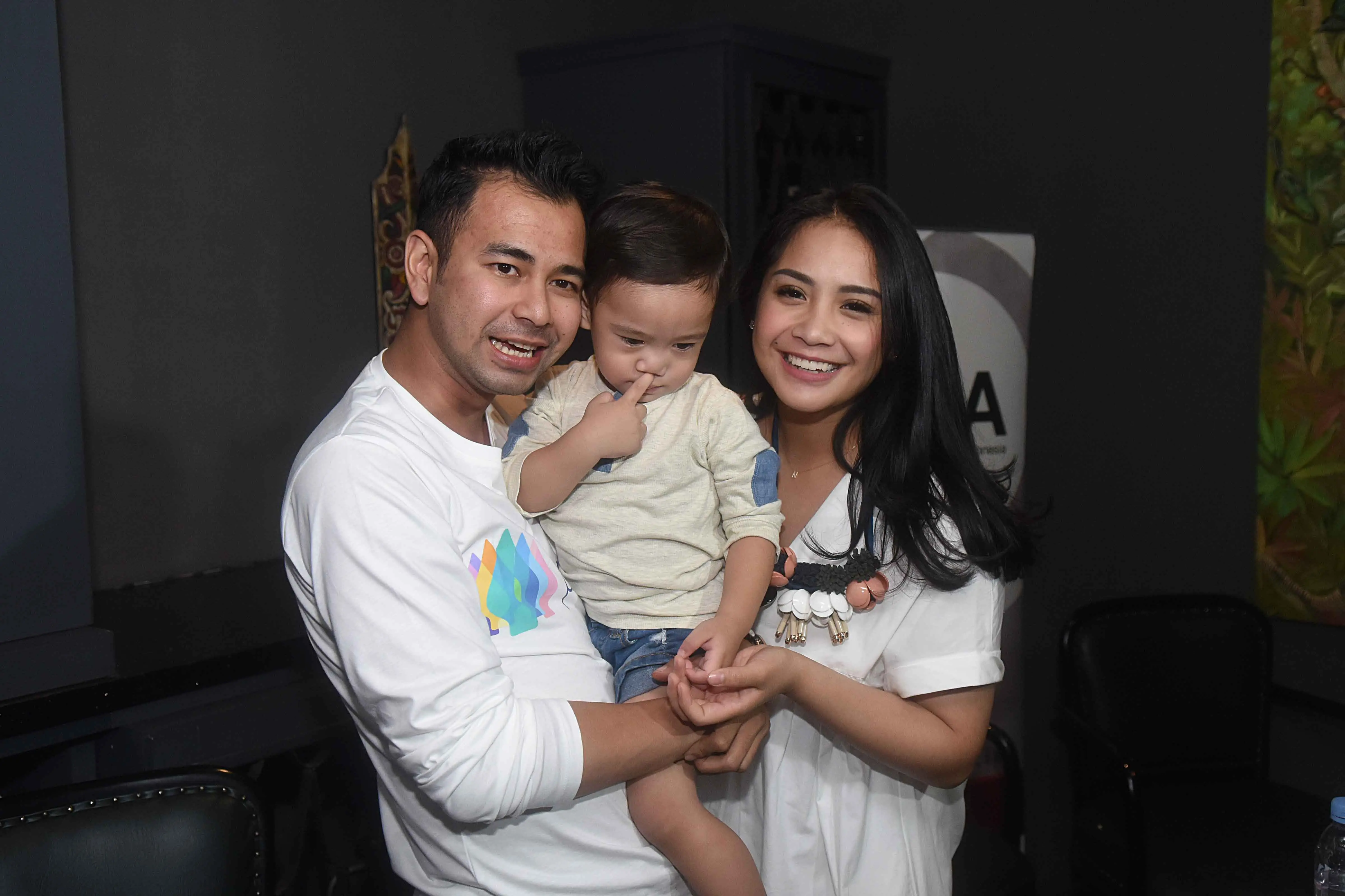 Raffi Ahmad bersama Istri dan anaknya (Nurwahyunan/Bintang.com)