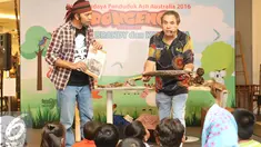 Pendongeng Australia dan Indonesia Larry Brandy (kanan), Kak Resha menghibur anak-anak dalam acara Pekan Budaya Penduduk Asli Australia di Jakarta, (16/7). Acara bertema 'Songlines: The Living Narrative of Our Nation'. (Liputan6.com/Immanuel Antonius)