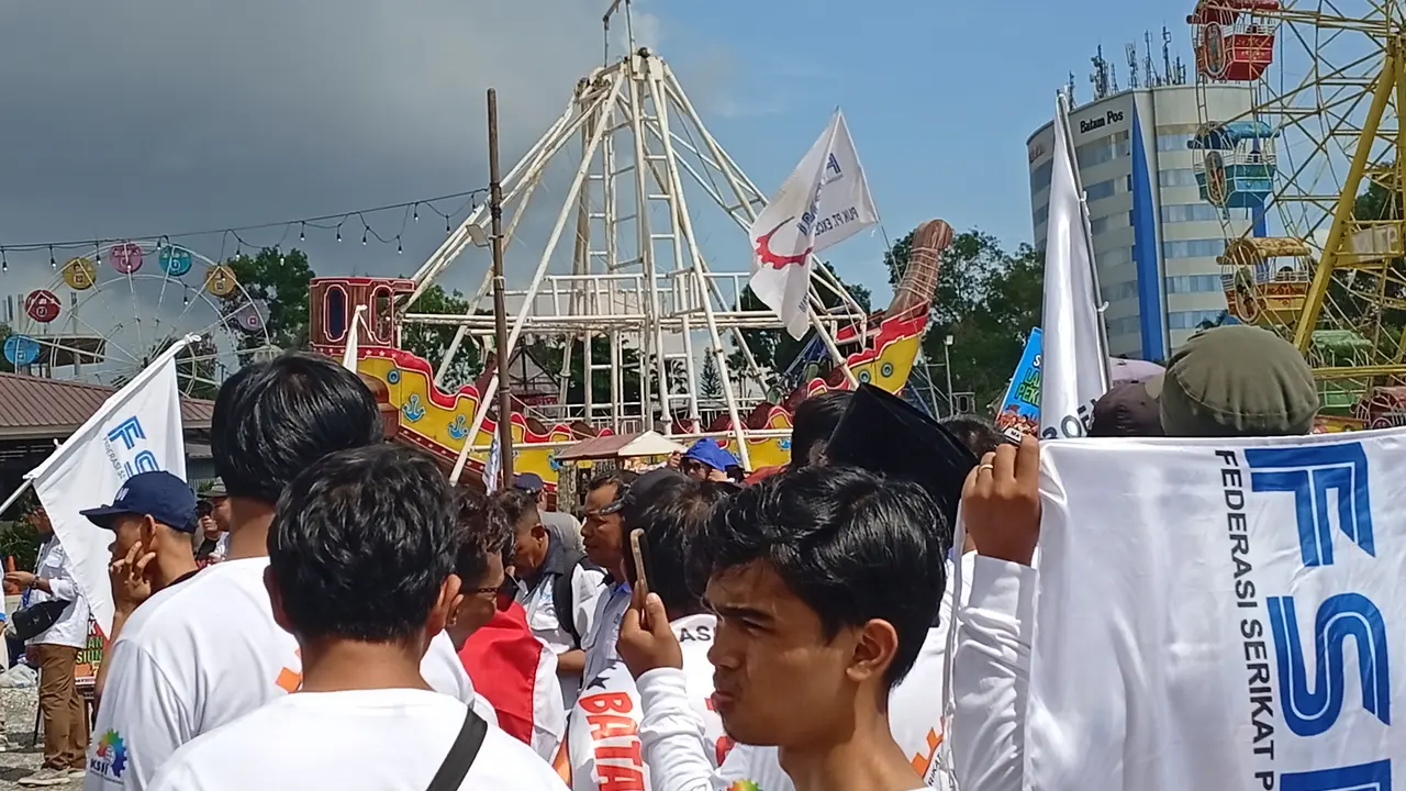 Aksi Buruh dari FSPMI mengelar MY Day dengan penyerahan petisi ke Walikota, Anggota DPR serta orasi kecil dan membagikan bahan pokok di Lokasi dataran Islamic Center.