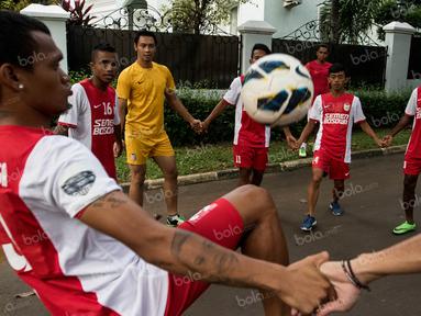 Para pemain PSM Makassar berlatih di sekitar perumahan Patra Jasa, Jakarta Selatan, Jumat (8/4/2016). Latihan ini merupakan persiapan jelang Trofeo Persija. (Bola.com/Vitalis Yogi Trisna)