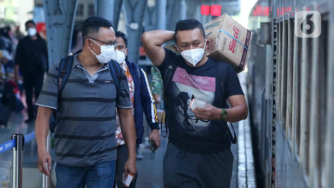 Stasiun Pasar Senen Ramai Penumpang