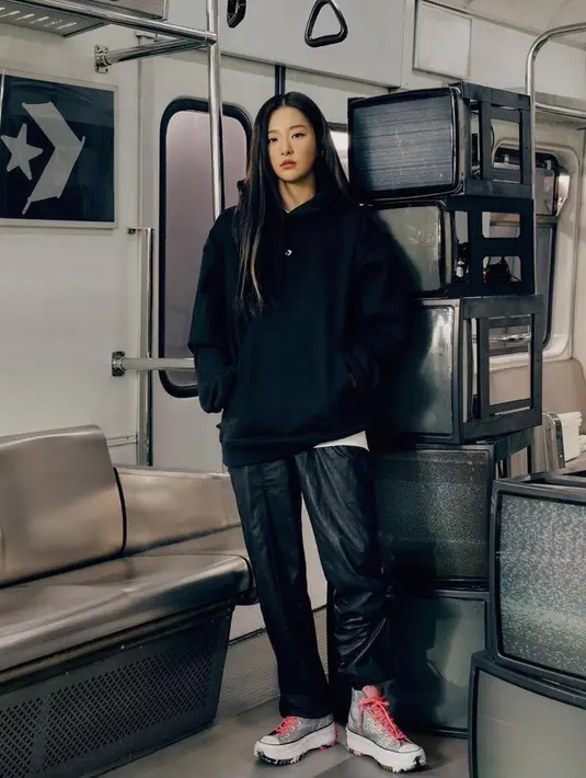 Bagi kamu yang ingin tampilan hip hop sekaligus boyish look, bisa tiru style ala Seulgi Red Velvet satu ini. Padukan oversized hoodie dengan pants warna selaras. (Instagram/hi_sseulgi).