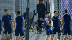 Penyerang Argentina, Lionel Messi (tengah) memakai sepatu saat mengikuti sesi latihan di Doha, Qatar, Sabtu, 17 Desember 2022. Argentina akan melawan Prancis pada final Piala Dunia 2022 di Stadion Lusail Iconic, Minggu (18/12). (AP Photo/Manu Fernandez)