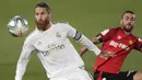 Selama 16 tahun, Sergio Ramos tidak pernah meninggalkan Real Madrid sekalipun. Ia sudah menjadi pemain penting sedari menjalani laga debutnya. Total 671 laga telah Ramos mainkan di semua kompetisi bersama Los Merengues. (AP/Bernat Armangue)