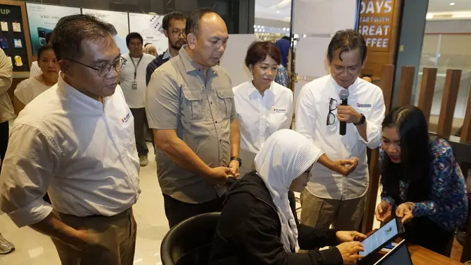 XL Axiata menguji coba registrasi pelanggan prabayar menggunakan teknologi biometrik berupa pengenalan wajah  (Foto: Corpcomm XL Axiata)