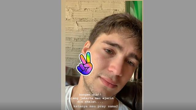 Aura Kasih Tak Sabar Ingin Ajarkan Suami Salat - ShowBiz 