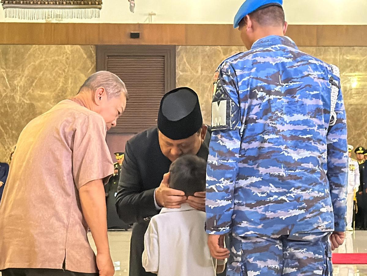 Presiden Prabowo peluk cium anak prajurit TNI gugur di Lebanon