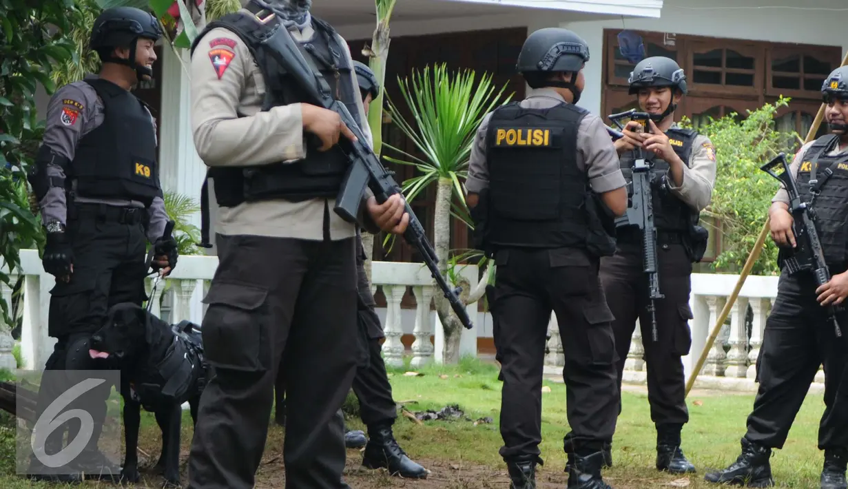 Petugas kepolisian Brimob Polda Metro Jaya mengerahkan anjing pelacak serta menyisir area tempat kejadian perkara (TKP) penggerebekan terduga teroris di setu, Tangerang Selatan, Banten, Rabu (21/12). (Liputan6.com/Helmi Affandi)