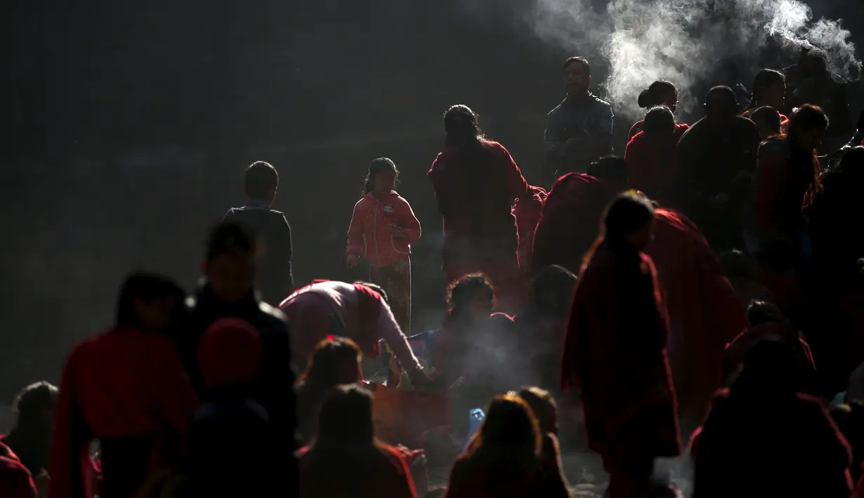 Sejumlah umat Hindu Nepal berdoa bersama festival Swasthani Bratakatha di Nepal , (19/2). Mereka berkeliling kuil dan mandi di sungai-sungai suci untuk berdoa. (REUTERS / Navesh Chitrakar)