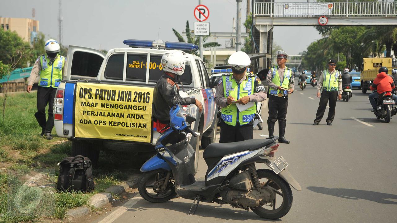 20160518-Operasi Patuh Jaya, Puluhan Motor Ditilang di Flyover Pesing-Jakarta