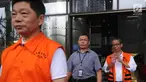 Dua tersangka Kepala KPP Pratama Ambon La Masikamba (belakang) dan pemilik CV AT, Anthony Liando memakai rompi tahanan usai menjani pemeriksaan perdana pasca ditahan di gedung KPK, Jakarta, Rabu (31/10). (Merdeka.com/Dwi Narwoko)