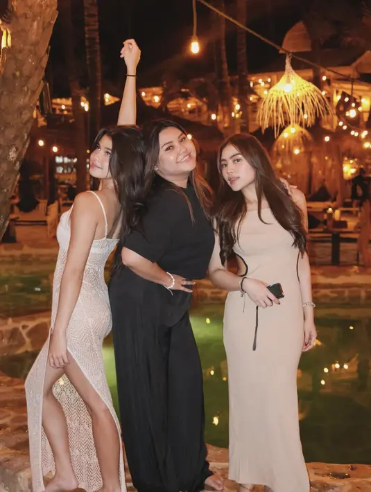 Gaya fashionnya menghadirkan kesan yang begitu kekinian.  [Foto: Instagram/ Maria Theodore]