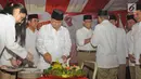 Ketua Dewan Pembina Partai Gerakan Indonesia Raya (Gerindra), Prabowo Subianto memotong tumpeng dalam acara Hari Ulang Tahun ke-10 Tahun yang digelar di kantor DPP Partai Gerindra, Jakarta, Sabtu (10/2). (Liputan6.com/Herman Zakharia)