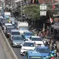 Kemacetan arus lalu lintas terjadi di Jalan Sultan Agung, Jakarta, Selasa (8/8). Banyaknya truk proyek pembangunan Pasar Rumput menyebabkan kemacetan parah di kawasan tersebut karena parkir hingga menutup sebagian jalur. (Liputan6.com/Immanuel Antonius)