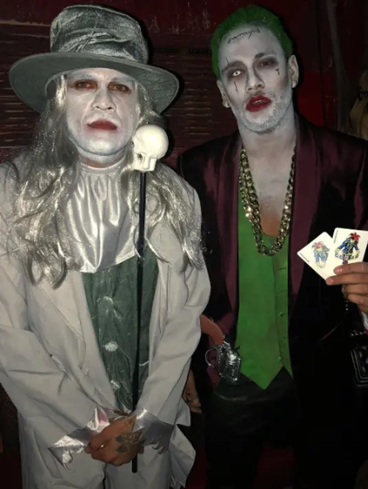 Bek PSG asal Brasil, Dani Alves (kiri) berpose dengan Neymar saat merayakan hari Halloween. Dani Alves tampil dengan mengecat wajah dan rambut berwarna putih. (Instagram/@neymarjr)