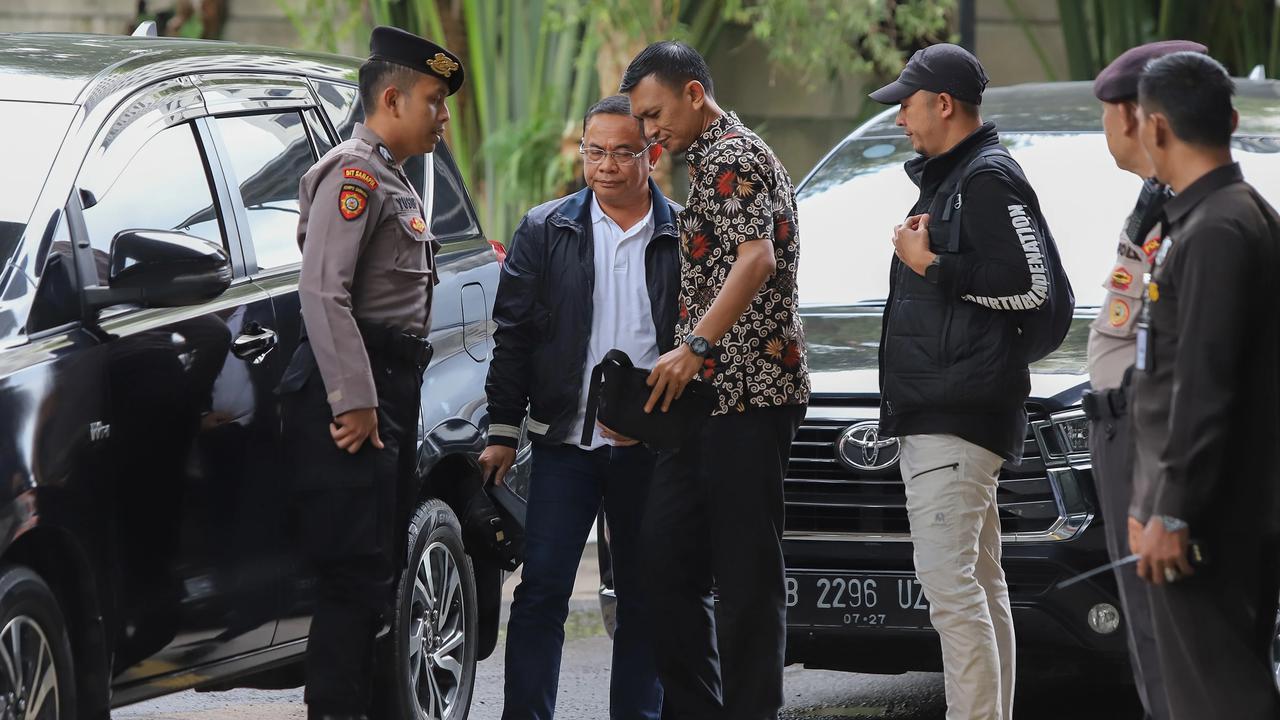 FOTO: Bupati Pati Sudewo Tiba di Gedung KPK Usai Terjaring OTT