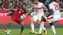 Gelandang Portugal, Joao Moutinho, berusahan melewati bek Swiss, Ricardo Rodriguez, pada laga kualifikasi Piala Dunia di Stadion Luz, Selasa (10/10/2017). Portugal menang 2-0 atas Swiss. (AP/Armando Franca)