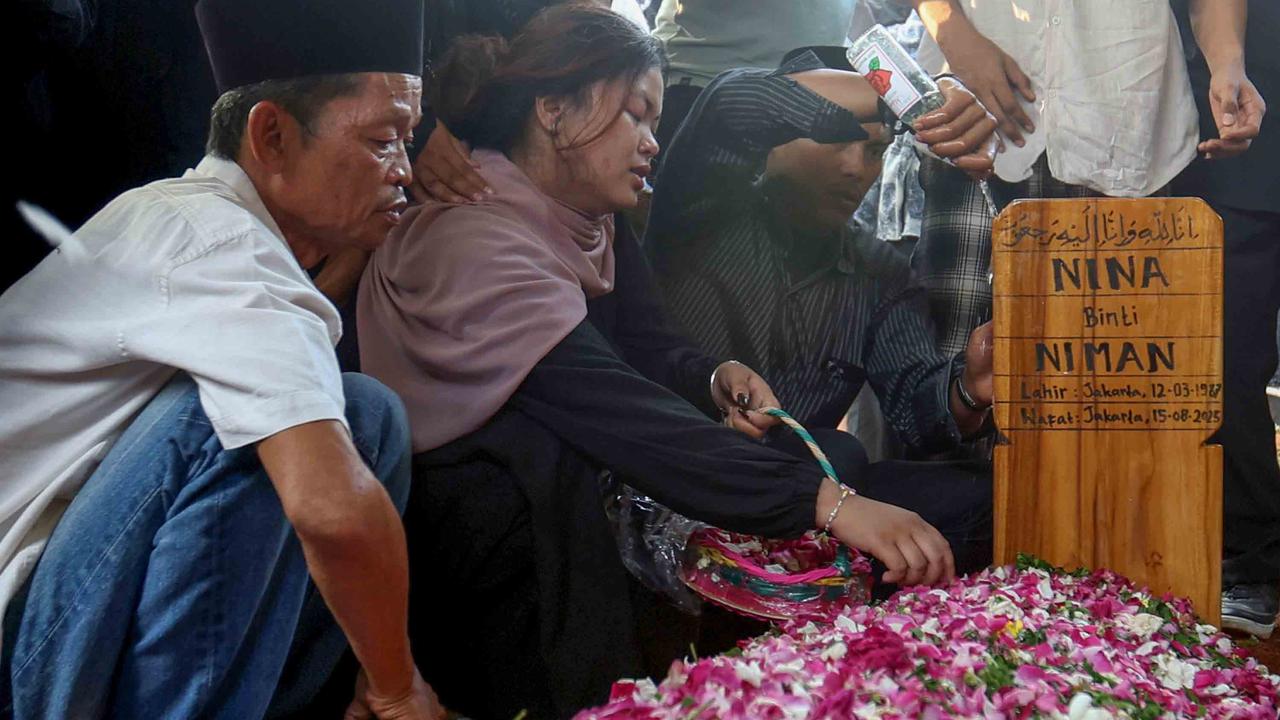 Tangis Haru Iringi Pemakaman Mpok Alpa, Komedian Ceria yang Berjuang Diam-Diam Lawan Kanker