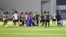 Para pemain sedang beristirahat minum usai melakukan latihan Timnas Indonesia U-20 di Stadion Madya, Jakarta Pusat, pada Minggu (22/9/2024) malam WIB. (Bola.com/Abdul Aziz)