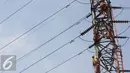 Pasukan Elit PLN saat beraksi di Menara Sutet Jalan Asia Afrika, Jakarta, Rabu (12/8/2015). Pekerjaan tersebut mengandung resiko besar karena jaringan listrik masih dipelihara tanpa dipadamkan. (Liputan6.com/Helmi Afandi)