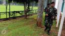 Anggota TNI melakukan patroli di sekitar Gelora Bung Karno jelang KTT OKI, Jakarta, Sabtu (5/3/2016). Penjagaan pusat kota diperketat menjelang pelaksanaan KTT Luar Biasa OKI pada 6-7 Maret di JCC Senayan. (Liputan6.com/Helmi Afandi)