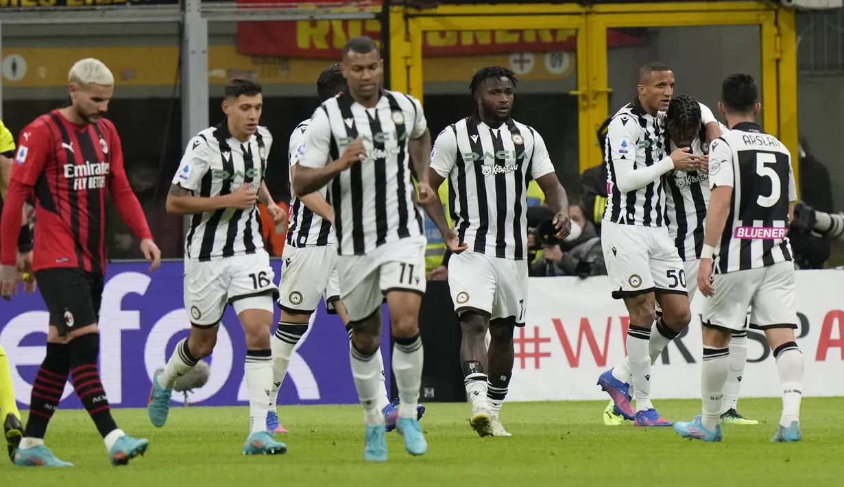 Bek Udinese, Destiny Udogie (kedua kanan) berselebrasi dengan rekan setimnya setelah mencetak gol ke gawang AC Milan pada pertandingan lanjutan Liga Serie A Italia di stadion San Siro di Milan, Italia, Sabtu (26/2/2022). AC Milan bermain dengan Udinese 1-1. (AP Photo/Luca Bruno)