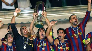 Para pemain Barcelona merayakan kemenangan di Piala Super Eropa setelah mengalahkan Shakhtar Donetsk 1-0 pada 28 Agustus 2009 di Stade Louis II, Monaco. AFP PHOTO /TEPHANE DANNA