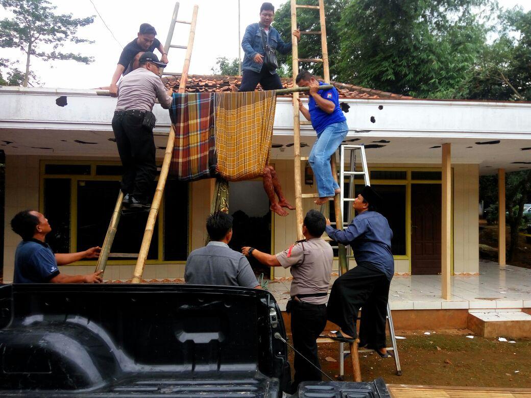 Polisi dari Polres Bangkalan saat mengevakuasi korban penganiayaan bernama Sirin warga Desa Bilaporah. (Humas Polres Bangkalan/Musthofa Aldo)