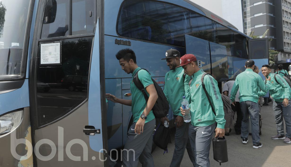 Sejumlah pemain Timnas Indonesia U-22 menaiki bus menuju Bandara di Jakarta, Senin (05/06/2017). Timnas Indonesia U-22 akan menghadapi laga uji coba melawan Kamboja pada 8 Juni 2017. (Bola.com/M Iqbal Ichsan)