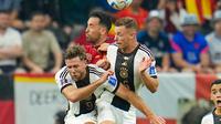 Pemain Spanyol Sergio Busquets (tengah) berebut bola dengan pemain Jerman Niclas Fullkrug (kiri) dan Joshua Kimmich pada pertandingan sepak bola Grup E Piala Dunia 2022 di Stadion Al Bayt, Al Khor, Qatar, 27 November 2022. Pertandingan berakhir imbang 1-1. (AP Photo/Julio Cortez)