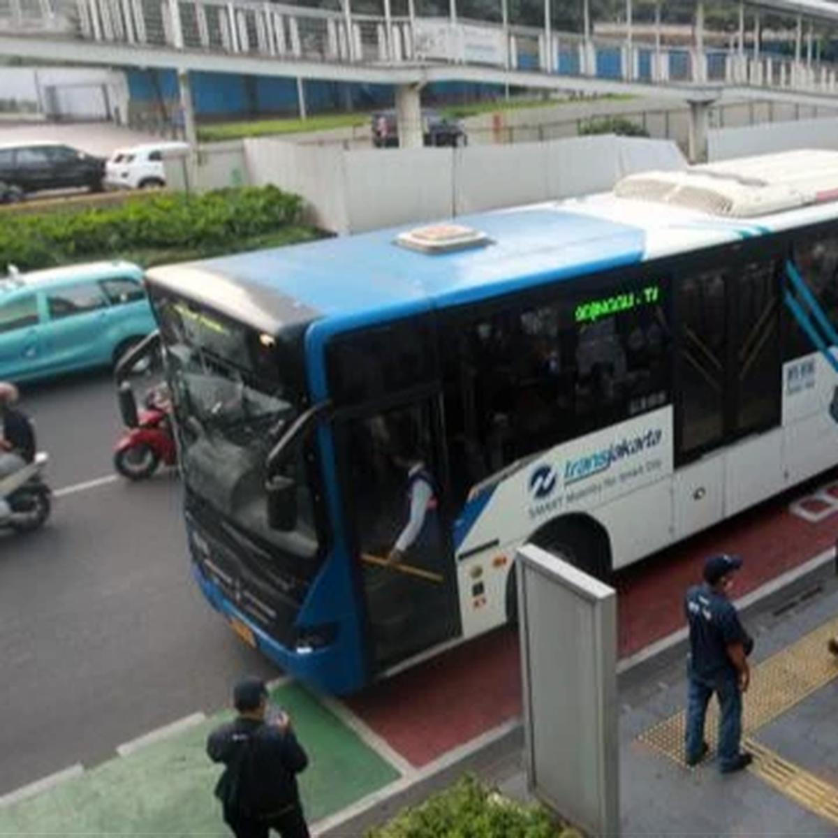 TransJakarta Alihkan Belasan Rute Layanan Imbas Genangan Setelah Hujan, Cek Daftarnya!