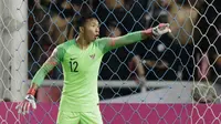 Kiper Timnas Indonesia, Awan Setho, memberikan instruksi saat melawan Thailand pada laga Piala AFF 2018 di Stadion Rajamangala, Bangkok, Sabtu (17/11). Thailand menang 4-2 dari Indonesia. (Bola.com/M. Iqbal Ichsan)