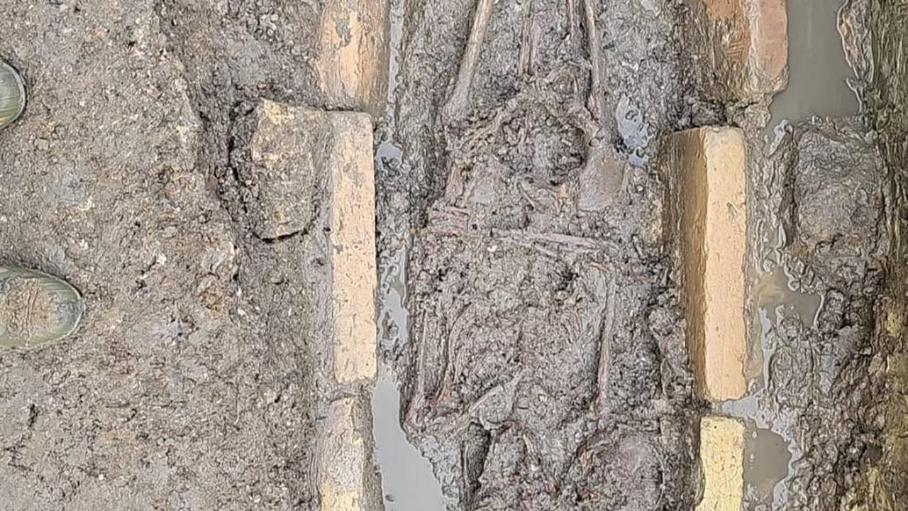 Menurut arkeolog utama penggalian, Sara Bini kepada surat kabar Italia Rai News, makam tersebut berasal dari abad ketujuh atau kedelapan, ketika orang biasanya dimakamkan di dalam atau di samping gereja.