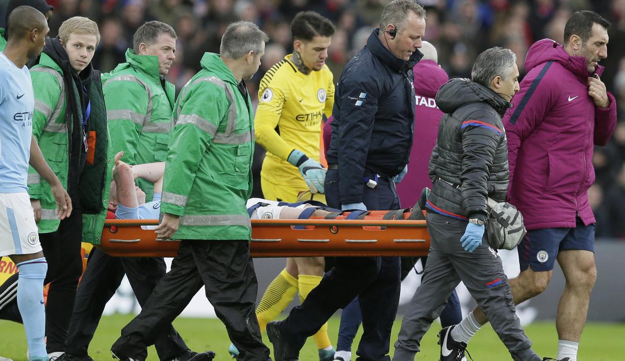 Pemain Manchester City, Kevin De Bruyne mendapat perawatan medis setelah mengalami cedera saat melawan Crystal Palace pada lanjutan Premier League di Selhurst Park, London, (31/12/2017). Palace tahan Manchester City tanpa gol. (AP/Tim Ireland)