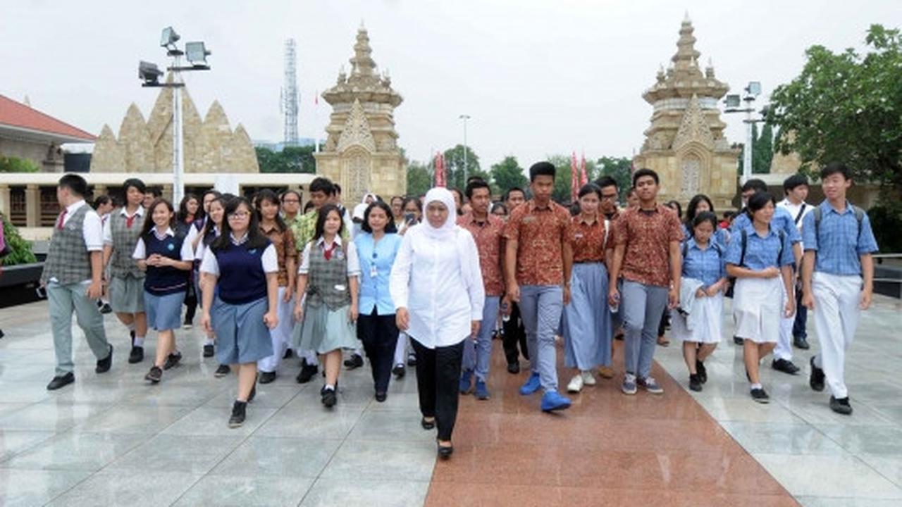 Menteri Khofifah ajak pelajar SMA tabur bunga di TMP Kalibata