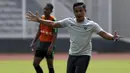 Asisten pelatih Timnas Indonesia U-22, Yunan Helmi, memberikan instruksi saat latihan di Lapangan ABC Senayan, Jakarta, Selasa (8/1). Latihan ini merupakan persiapan jelang Piala AFF U-22. (Bola.com/Vitalis Yogi Trisna)