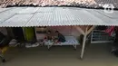 Aktivitas warga terdampak banjir di Desa Sindangsari, Kabupaten Bekasi, Jawa Barat, Rabu (24/2/2021). Sebagian rumah warga masih terendam banjir yang disebabkan jebolnya tanggul Sungai Citarum dan luapan Sungai Ciherang. (merdeka.com/Imam Buhori)